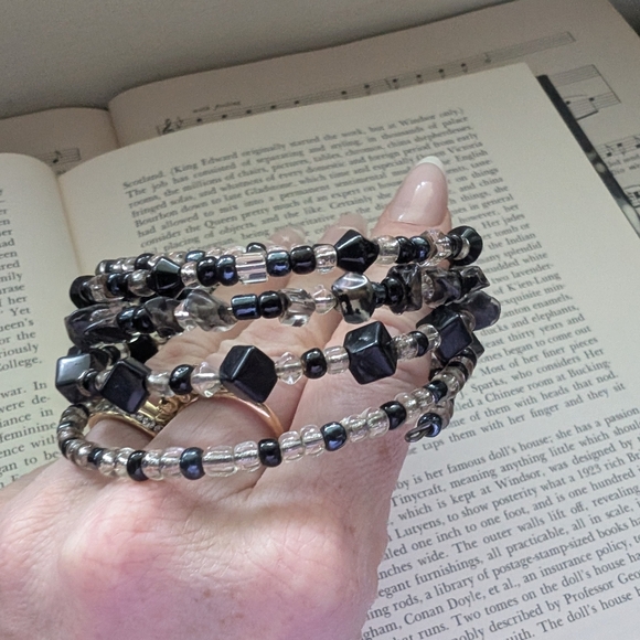 Black and Clear Beaded Bracelet - Picture 6 of 8